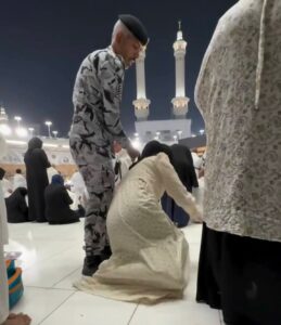 فرد امن سعودي يعتدي على المعتمرين المصريين